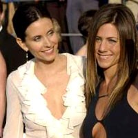 Butuh Support, Jennifer Aniston Pindah Rumah