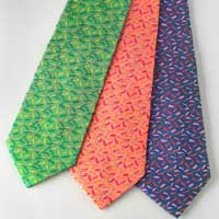 Bereksperimen Dengan Dasi Bermotif