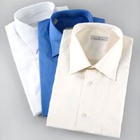 Tampil Gaya Pakai Kemeja Polos