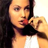 Angelina Jolie Berbadan Dua? 