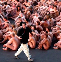 Demi Seni, Ribuan Orang Pose Bugil