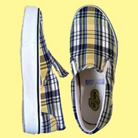 Casual Look dengan Slip on Sneakers