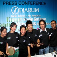 12 Penyanyi Tampil Bareng