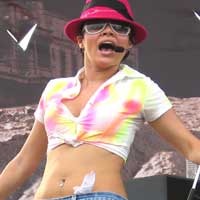 Dewi Sandra Lebih Feminin & Fleksibel