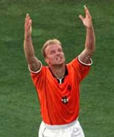 Bergkamp Dukung Henry 