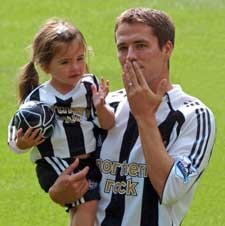 Owen Pakai No. 10 di Newcastle