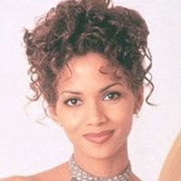 Halle Berry Raih Oscar Berkat Payudara