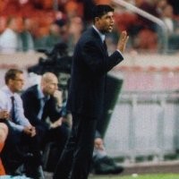 Rijkaard Siap Tambah Kontrak