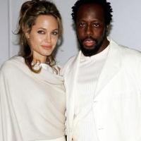 Jolie Gandeng Pria Lain