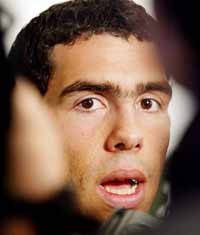 Ragukan Wanita, Tevez Dikecam