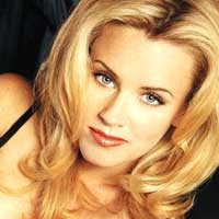 Jenny Mc Carthy Bagi-bagi Ciuman