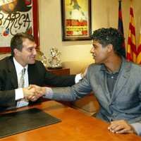 Rijkaard Perpanjang Kontrak
