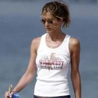 Aniston Salahkan Jolie