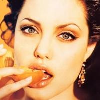 Angelina Jolie Buat Pesta Rp 21 M 