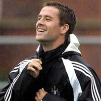 Owen Kapok Main di Luar Inggris