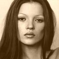 Kate Moss Dipaksa Buka Mulut