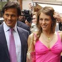 Februari 2006: Liz Hurley Nikahi Miliuner