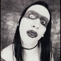 Marylin Manson Rancang Produk Kosmetik