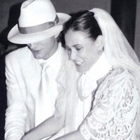 Ashton: Saya Bangga Jadi Suami Demi Moore!