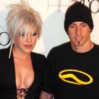 Pink Nikahi Carey Hart