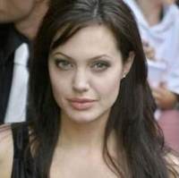 Rencana Tunangan Diumbar, Jolie Ngambek