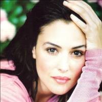 Monica Bellucci Tak Mau Lepas dari Anak