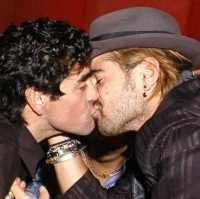 Kecupan Bibir Colin Farrell untuk Maradona