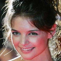 Katie Holmes Latihan Jadi Ibu