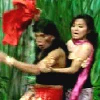 Tessy Tak Mau Komentari Kemben Melorot