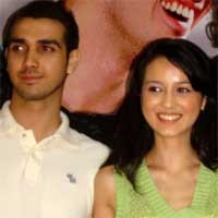 Julie Estelle Deg-degan Cium Fachri Albar