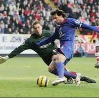 Dua Gol Nistelrooy Menangkan MU 