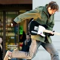 Main Gitar Bisa Sambil Berselancar!