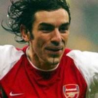Pires Pilih Bertahan di Arsenal