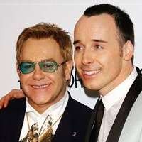 Elton John Tolak Publikasikan Pernikahan