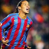 Ronaldinho Taklukkan Maradona