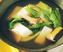 Menyajikan Sup Bening yang Lezat