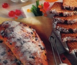 Menyajikan Fruit Cake