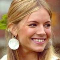 Mabuk, Sienna Miller Baca Puisi