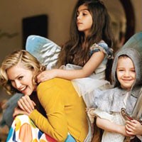 Madonna Larang Anak Pakai Handphone