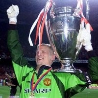 Schmeichel Serang Pemain MU