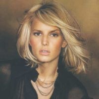 Jessica Simpson Dampingi James Bond?