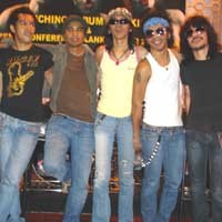 Slank Ajak Istri-istri ke Disneyland