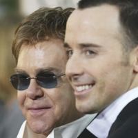 Elton John Kantongi Sertifikat Nikah