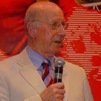 Sir Bobby Charlton Tantang Indonesia