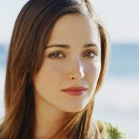 Ditiduri Brad Pitt, Rose Byrne Jadi Bond Girl?