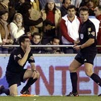 Asisten Wasit Dicederai Penonton