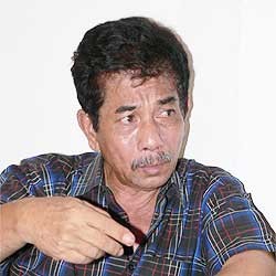 Pengungsi yang Mengurus Data Pengungsi