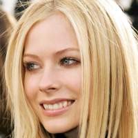 Bertunangan, Avril Lavigne Jual Rumah