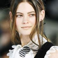 Chanel Bertabur Satin dan Renda