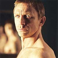 James Bond Resmi Bugil!